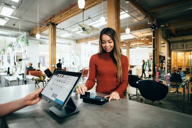 ragazza paga con carta di credito