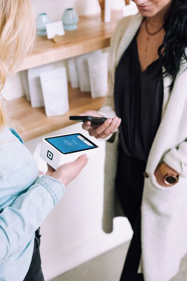 Ragazza paga con smartphone NFC contactless