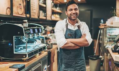 barista davanti alla macchina del caffè