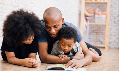 Padre racconta fiabe ai figli