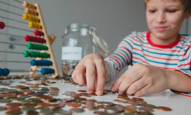 Bambino conta i soldi della paghetta